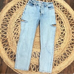 6/28 Abercrombie and Fitch Curve Love The Dad High
Rise Jeans Size